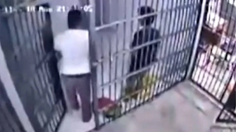 Νεαρός ξεγέλασε αστυνομικό με απίθανο τρόπο για να δραπετεύσει από τα κρατητήρια (βίντεο)